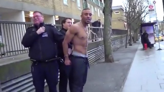 Zatrzymany przez policjantów facet sikał jak z fontanny