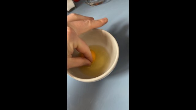 Genialny trik na oddzielenie żółtka od białka
