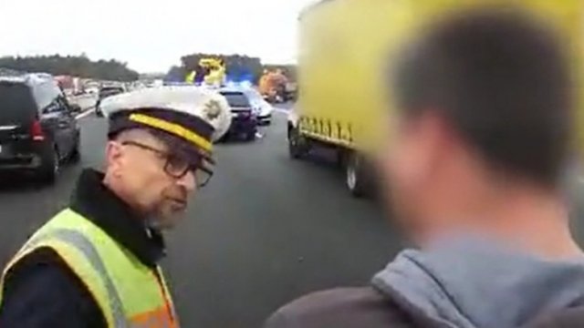 Policjant daje lekcję kierowcom robiącym zdjęcia wypadku