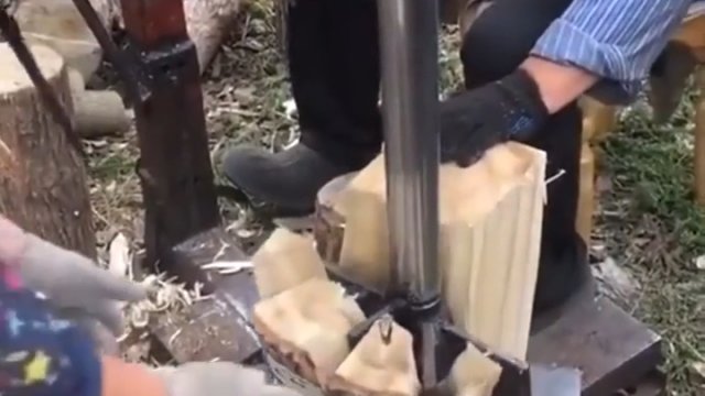 Własnoręcznie zrobiona maszyna, która z łatwością przygotowuje drewno opałowe