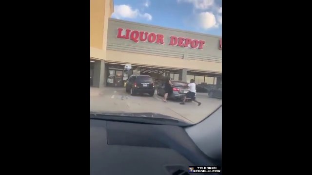 Wściekła kobieta za kierownicą! Najpierw wjechała do sklepu, a później próbowała potrącić partnera