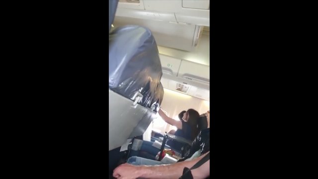 Ogromne turbulencje w samolocie. Stewardesa uderzyła głową w sufit