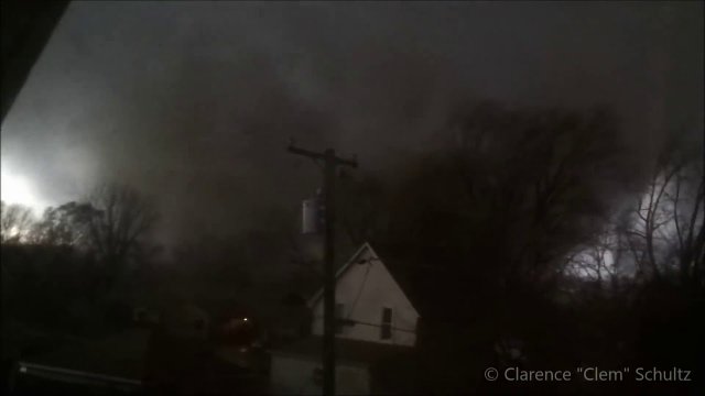 Nagranie jak tornado F4 przedzierające się dom