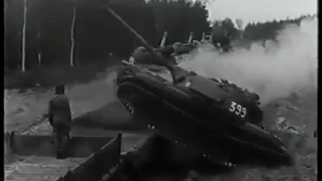 Bojowe zejście z eszelonu T-55 bez użycia rampy
