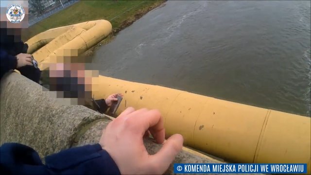 Policjanci uratowali mężczyznę chcącego skoczyć z Mostu Osobowickiego [WIDEO]