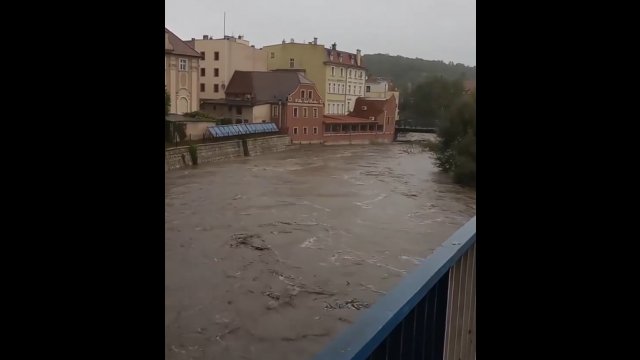 50 cm w kilka godzin! Służby i mieszkańcy Kłodzka walczą z żywiołem