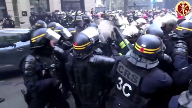 We Francji Gestapo Macrona właśnie tłucze strajkujących strażaków.... (inne ujęcia)