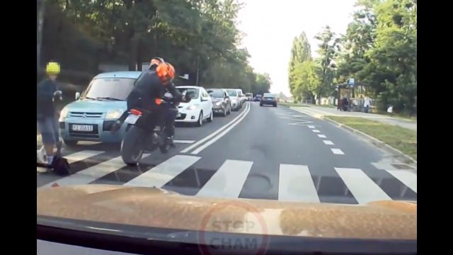 Motocyklista doprowadził do kolizji, omal nie potrącił dziecka i uciekł z miejsca zdarzenia