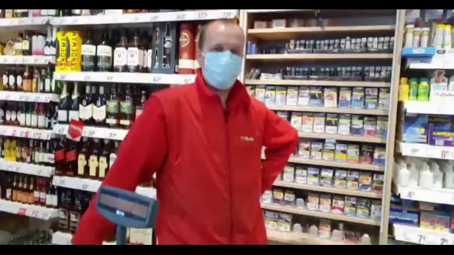 Agresywny szur wydziera się na pracowników sklepu, bo proszą, żeby założył maskę