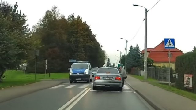 Pieszy odbił się od BMW, a kierowca odjechał. I to na oczach policjantów!