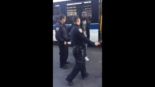 Czarny przyłapał białego na molestowaniu nieletniej w autobusie