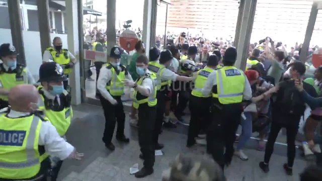 ZAMIESZKI pod londyńskim Westfieldem - policja vs przeciwnicy paszportów covid