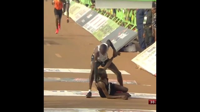 Sportowiec rezygnuje ze złotego medalu, aby pomóc innemu kontuzjowanemu biegaczowi