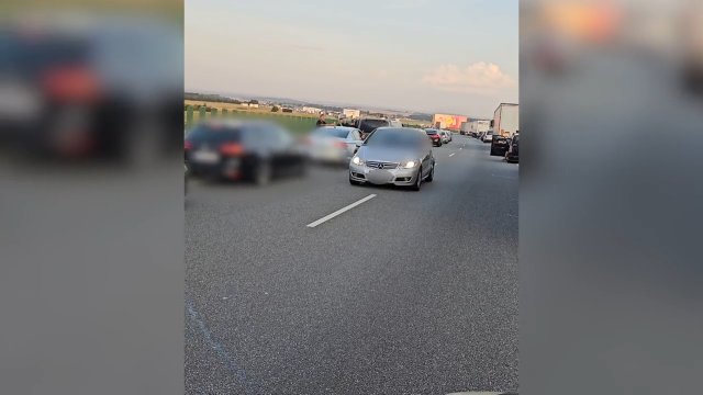 Korytarzem życia pod prąd na A4. Karetki jechały wprost na niego [WIDEO]