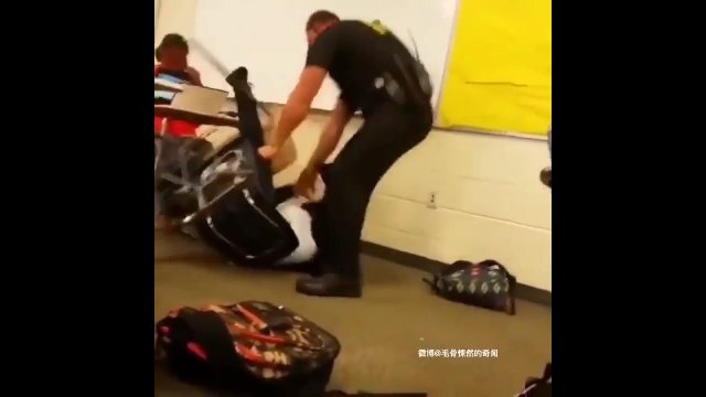 Nauczyciel wezwał policję, bo uczeń nie chciał oddać telefonu