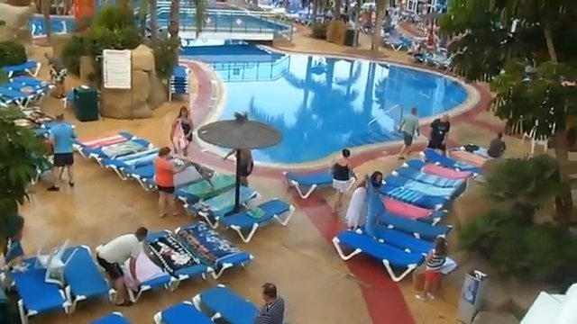 Szybkie rozstawianie leżaków na hotelowym basenie