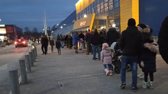 Niezaszczepieni stoją w kolejce do IKEA Katowice