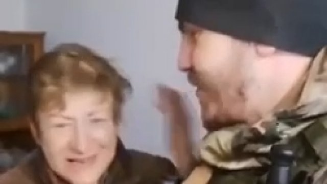 Babcia bardzo się cieszy na widok ukraińskich żołnierzy