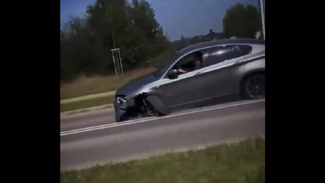 Dziadek uciekał przed policją rozbitym BMW bez jednego koła