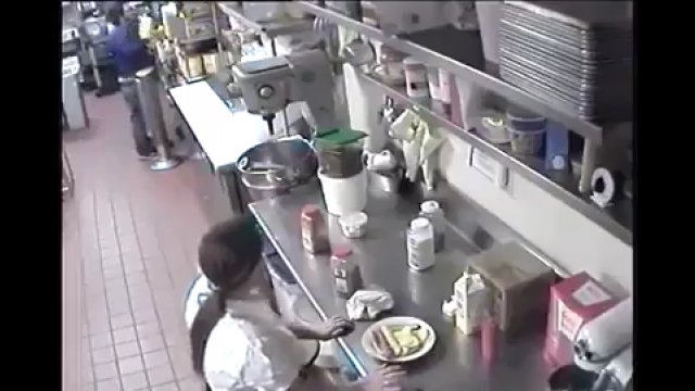 Kelnerka wcisnęła sobie parówkę w krocze, a następnie podała ją klientowi