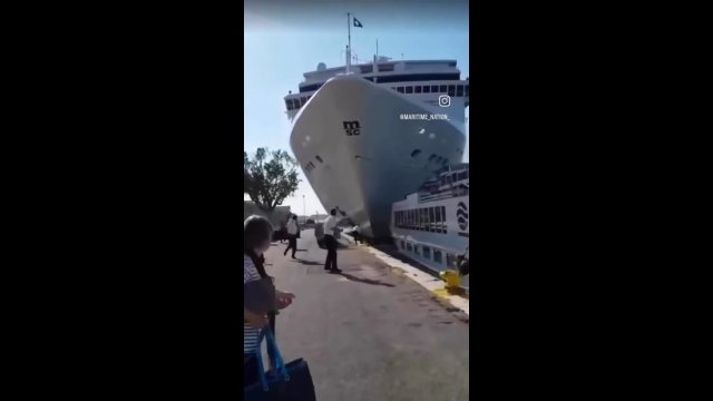 Wycieczkowiec uderzył w dok i statek z turystami w Wenecji