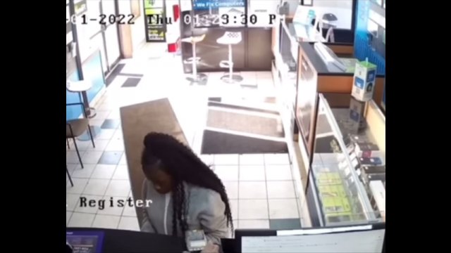 Kobieta próbuje wybiec ze sklepu bez płacenia po naprawie telefonu