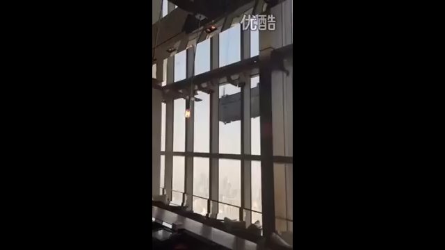 Czyszczenie okien na wysokości 92 pięter przy silnym wietrze