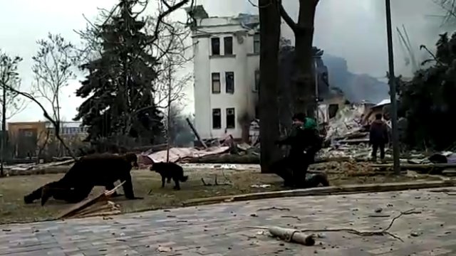 Film nakręcony zaraz po zbombardowaniu Teatru Dramatycznego w Mariupolu.