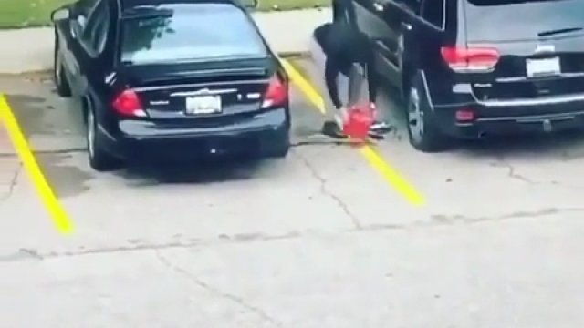 Kobieta prawie się zabija, podpalając samochód byłego chłopaka