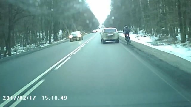 Rowerzysta był celowo spychany z drogi przez idiotę w osobówce