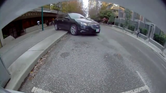 Mistrz parkowania pomylił pedały i prawie zabił przypadkowych ludzi na chodniku [WIDEO]