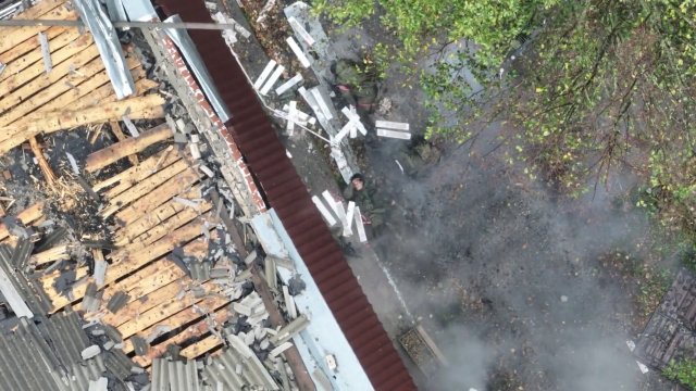 Dron zrzuca granat na Rosjan podczas akcji w Kupiańsku