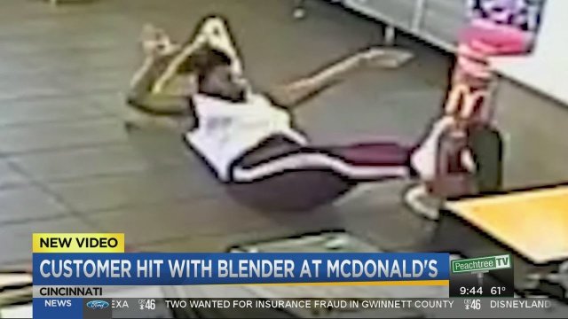 Menadżer McDonald's rzuca w klientkę blenderem