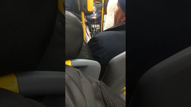 Kobieta zrobiła ostrą awanturę w autobusie, bo ktoś rozmawiał przez telefon