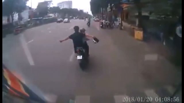 2 facetów na motocyklu rzuca wyzwanie kierowcy ciężarówki