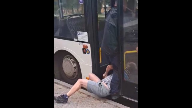 W szczecińskim autobusie kanarowi puściły nerwy. Użył siły wobec gapowicza