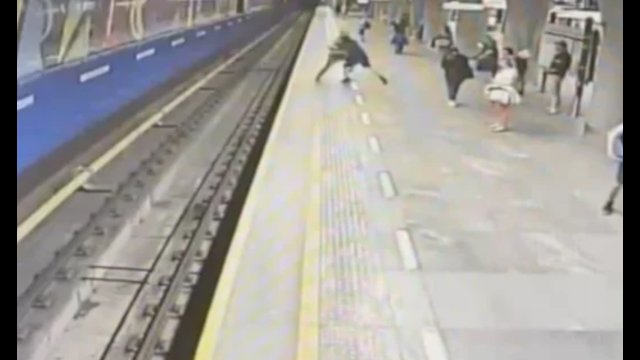 Mężczyzna próbował zepchnąć 17-latka pod pociąg metra! [WIDEO]