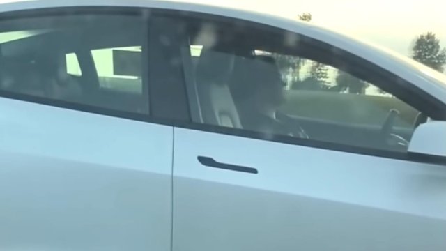 Kobieta w Tesli spała za kierownicą na drodze S5