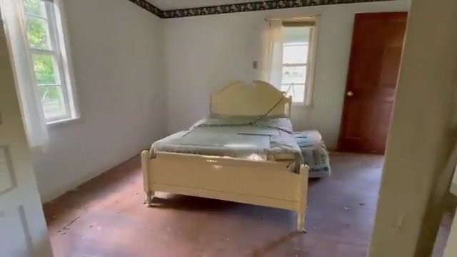 Yotuber wyciąga łóżko łańcuchami przez okno