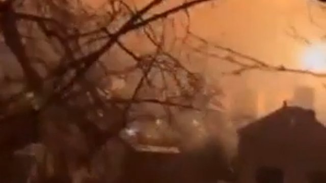 Kijów. Pocisk z artylerii trafia w budynek mieszkalny