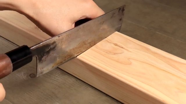 Animacja pokazuje proces obróbki drewna