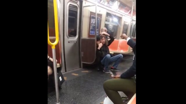 Mężczyźni wdali się w bójkę w metrze. Pasażer zaczął dusić jednego z nich [WIDEO]
