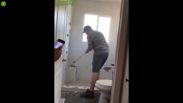 Nie zapłaciła za jego pracę więc zdemolował łazienkę