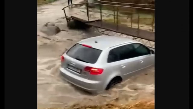 Kierowca myślał, że jest w stanie pokonać rzekę. Szybko się jednak zdziwił