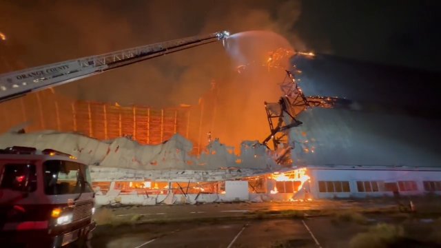 Potężny pożar niszczy zabytkowy hangar sterowców z czasów II wojny światowej [WIDEO]