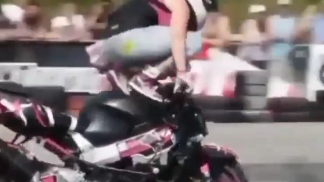 Chciała wykonać popisowy numer na motocyklu, ale uderzyła głową o ziemię