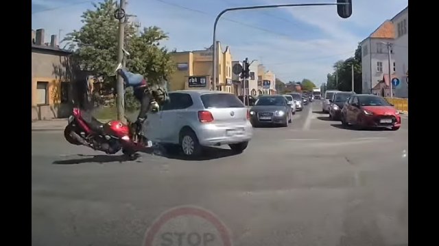 Wypadek motocyklisty z osobówką w Zgierzu [WIDEO]