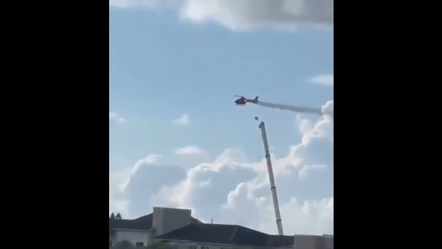 Helikopter straży pożarnej spadł na budynek na Florydzie [WIDEO]