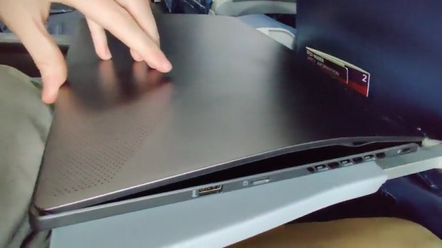 Myślał, że nowy laptop idealnie mieści się pod oparciem fotela w samolocie