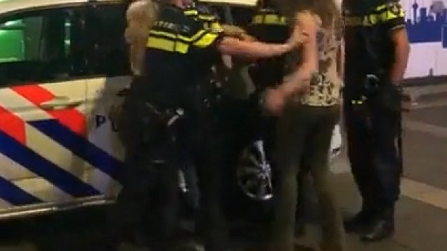 Kobieta rzuca się z łapami do policji